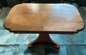 Bijzondere stijl salon/eettafel met unieke drieweg voet. beschikbaar voor biedingen