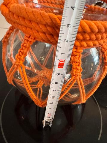 Oranje Glazen Vaas met Macramé beschikbaar voor biedingen
