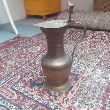 Antieke Bronzen Waterkan met Deksel beschikbaar voor biedingen
