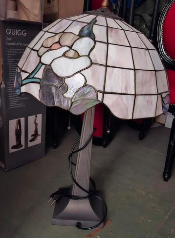 Tiffany Stijl Lamp met Bloemenmotief beschikbaar voor biedingen