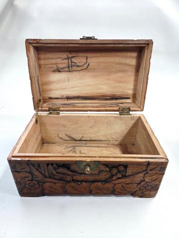 Antiek Houten Doosje met Houtsnijwerk beschikbaar voor biedingen
