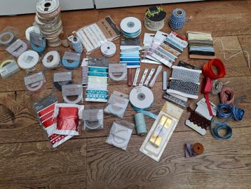 Doosje vol diverse linten en touw o.a. Marianne Design  beschikbaar voor biedingen