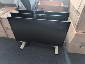 Set van 3 x LG 43" tv op voet zeer netjes, goed voor events  beschikbaar voor biedingen