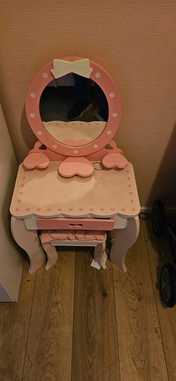 Kaptafel Hout Prinsesjes + Zitje & Spiegel beschikbaar voor biedingen