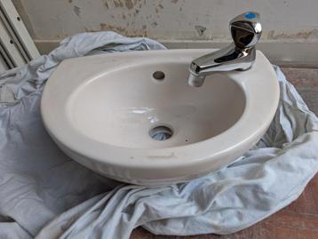 Nieuwe camee kleur wastafel voor toilet inclusief kraan beschikbaar voor biedingen