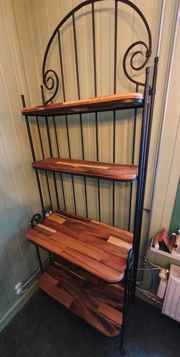 Etagere rek metaal met Suar hout schappen. beschikbaar voor biedingen