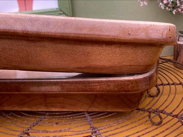 Twee Franse geglazuurde ovenschalen beboterd beschikbaar voor biedingen