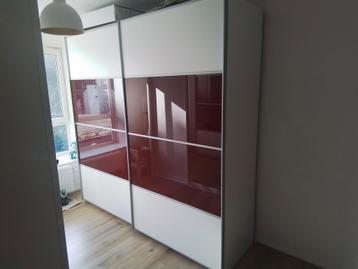 Schuifdeurkast met hangruimte en legplanken. beschikbaar voor biedingen