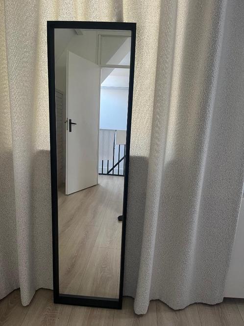 langwerpige spiegel met zwarte rand!, Huis en Inrichting, Woonaccessoires | Spiegels, Zo goed als nieuw, Minder dan 50 cm, 100 tot 150 cm