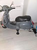 Elektrische Vespa Scooter zeer goede staat accu 100% - Grijs, Kinderen en Baby's, Ophalen of Verzenden, Gebruikt