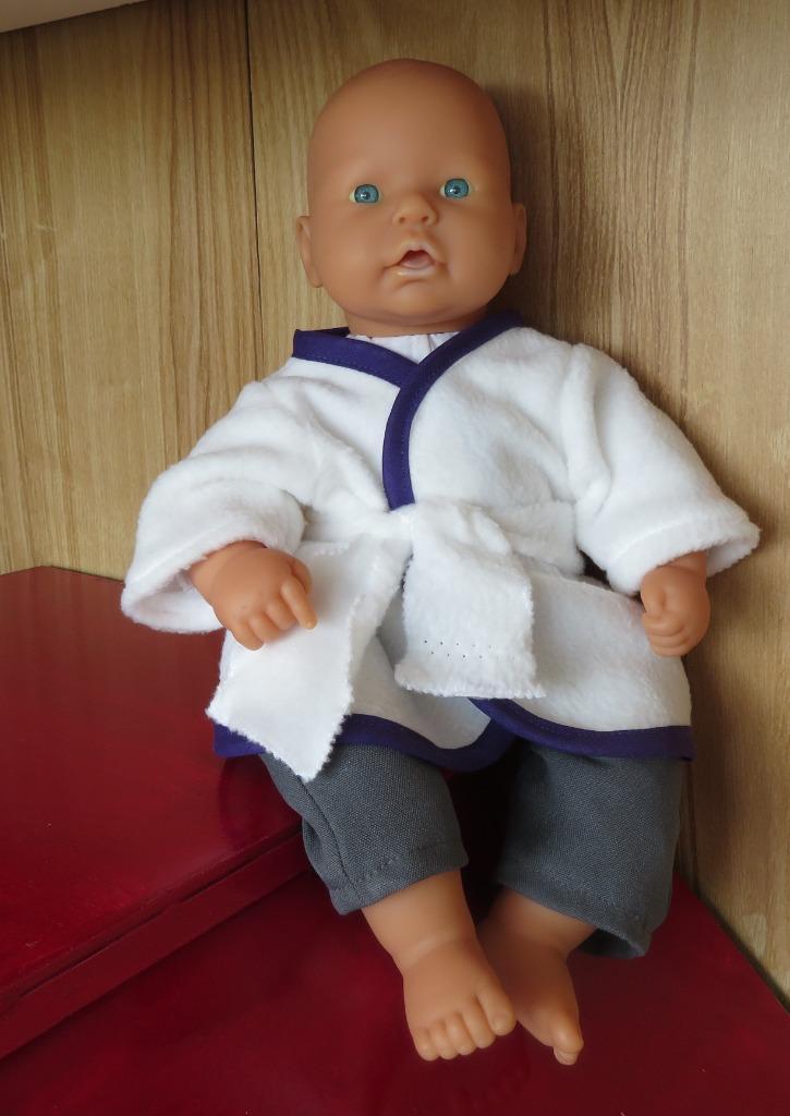 Chou Chou pop 36c poppenkleertjes poppenkleding witte badjas, Kinderen en Baby's, Speelgoed | Poppen, Nieuw, Babypop, Ophalen of Verzenden