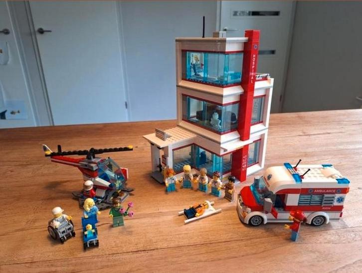 Lego city ziekenhuis 60204, Kinderen en Baby's, Speelgoed | Duplo en Lego, Zo goed als nieuw, Lego, Complete set, Ophalen of Verzenden