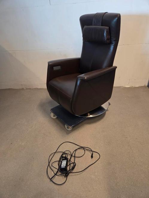 Sta op stoel op accu, op draaivoet / bruin leer, Huis en Inrichting, Fauteuils, Leer, 50 tot 75 cm, Minder dan 75 cm, Ophalen