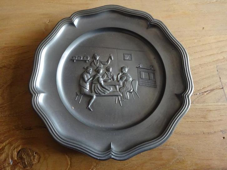 tinnen bord met afbeelding groep mensen aan tafel, Antiek en Kunst, Antiek | Tin, Ophalen of Verzenden
