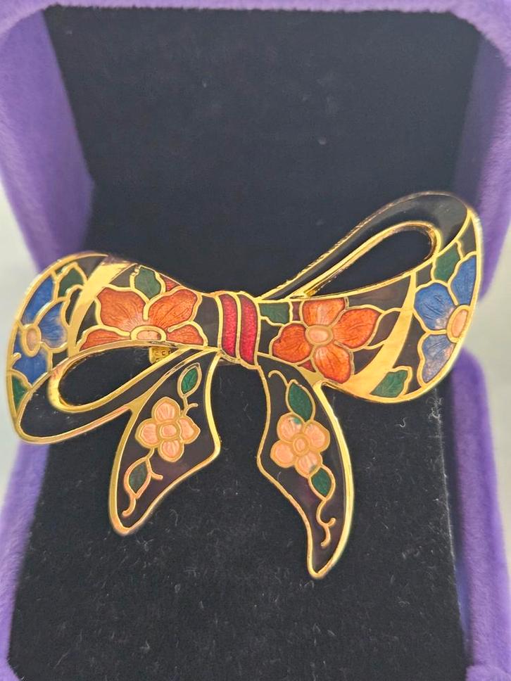 Cloisonné Strik Broche - 5x5cm, Sieraden, Tassen en Uiterlijk, Broches, Overige materialen, Ophalen of Verzenden