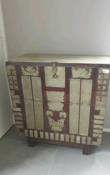 Aura peeperkorn, korean box op pootjes, klepkast beschikbaar voor biedingen