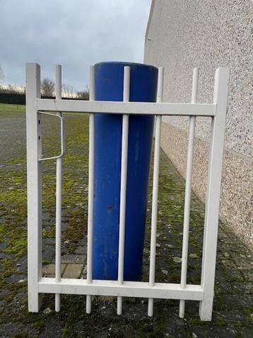 Spijlen poort, wit gecoat beschikbaar voor biedingen