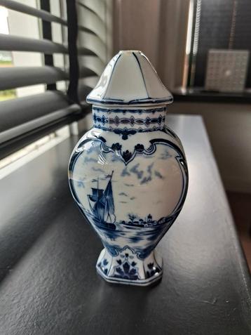 Delfts Blauw Vaasje met Deksel beschikbaar voor biedingen