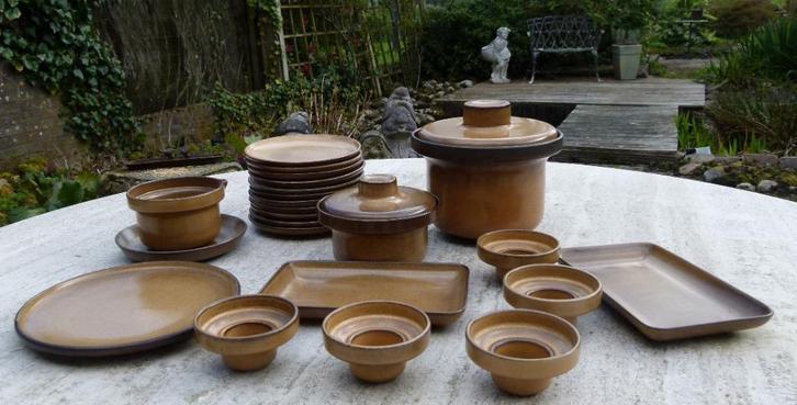 Mooi Bruin  '70 Servies Gebaksborden Schalen Eierdoppen, Huis en Inrichting, Keuken | Servies, Nieuw, Bord(en), Wedgwood, Aardewerk