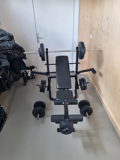Halterbank met gewichten, Sport en Fitness, Fitnessmaterialen, Zo goed als nieuw, Fitnessbank, Armen, Benen, Borst, Buik, Rug