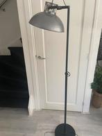 Staande metalen lamp, Huis en Inrichting, Lampen | Vloerlampen, Ophalen, Zo goed als nieuw, 150 tot 200 cm