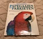Aangeboden het boek Papagaaien en Parkieten, Dieren en Toebehoren, Vogels | Parkieten en Papegaaien, Meerdere dieren, Parkiet