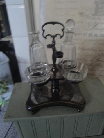 olie en azijn set antiek metaal met glas beschikbaar voor biedingen