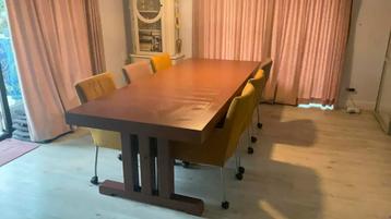Mooie eettafel met 6 stoelen beschikbaar voor biedingen