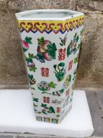 Chinees  penseelvaas in porselein.China Qianlong  gesigneerd, Verzenden