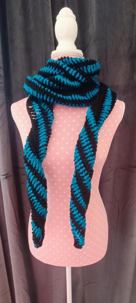 Gehaakte sjaal Blauw/Zwart, Kleding | Dames, Mutsen, Sjaals en Handschoenen, Nieuw, Sjaal, Maat 46/48 (XL) of groter, Ophalen of Verzenden