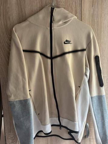 Nike tech vest beschikbaar voor biedingen