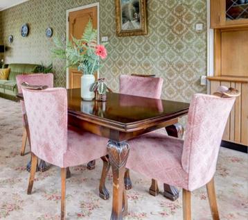 Prachtige vintage eettafel en stoelen beschikbaar voor biedingen