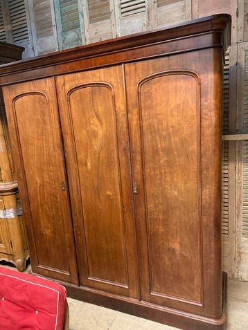 Antieke Houten Kledingkast met 3 Deuren beschikbaar voor biedingen