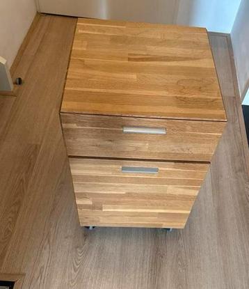 Houten ladekastje op wieltjes beschikbaar voor biedingen
