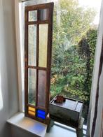 €17,50 Brocant raamkozijn met gekleurd glas, raamdecoratie, Ophalen of Verzenden