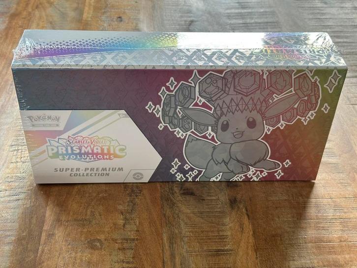POKEMON (UE) SV08.5 Prismatic Evolutions Super Premium, Hobby en Vrije tijd, Verzamelkaartspellen | Pokémon, Nieuw, Foil, Ophalen of Verzenden