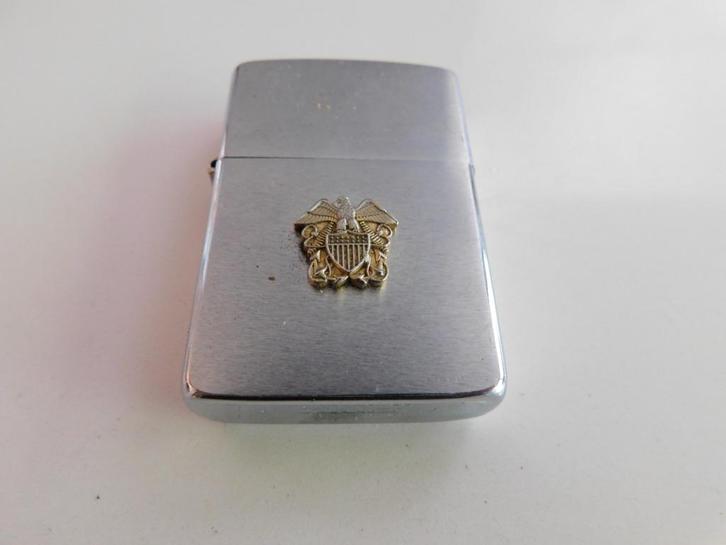 Zippo met US Navy logo, Verzamelen, Rookartikelen, Aanstekers en Luciferdoosjes, Gebruikt, Aansteker, Ophalen of Verzenden