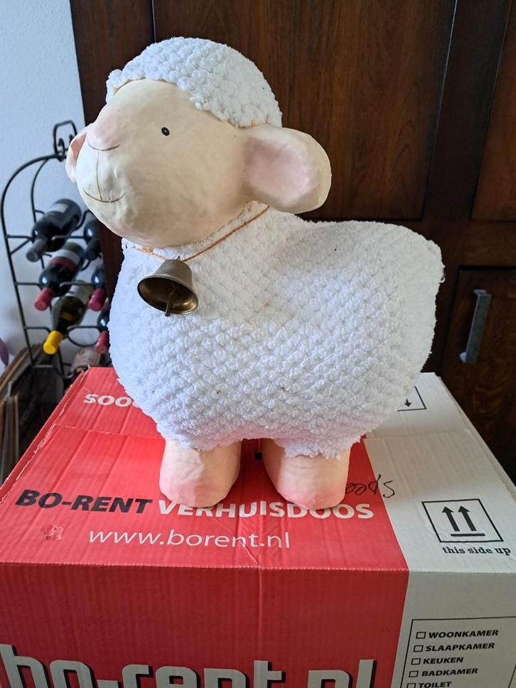 Leuk Dierenbeeld: Schattig Schaap met Bel, Tuin en Terras, Tuinbeelden, Ophalen of Verzenden