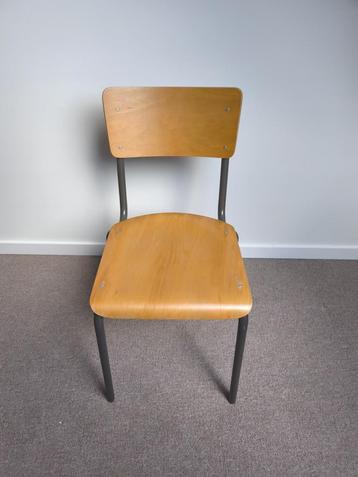 vintage schoolstoel beschikbaar voor biedingen