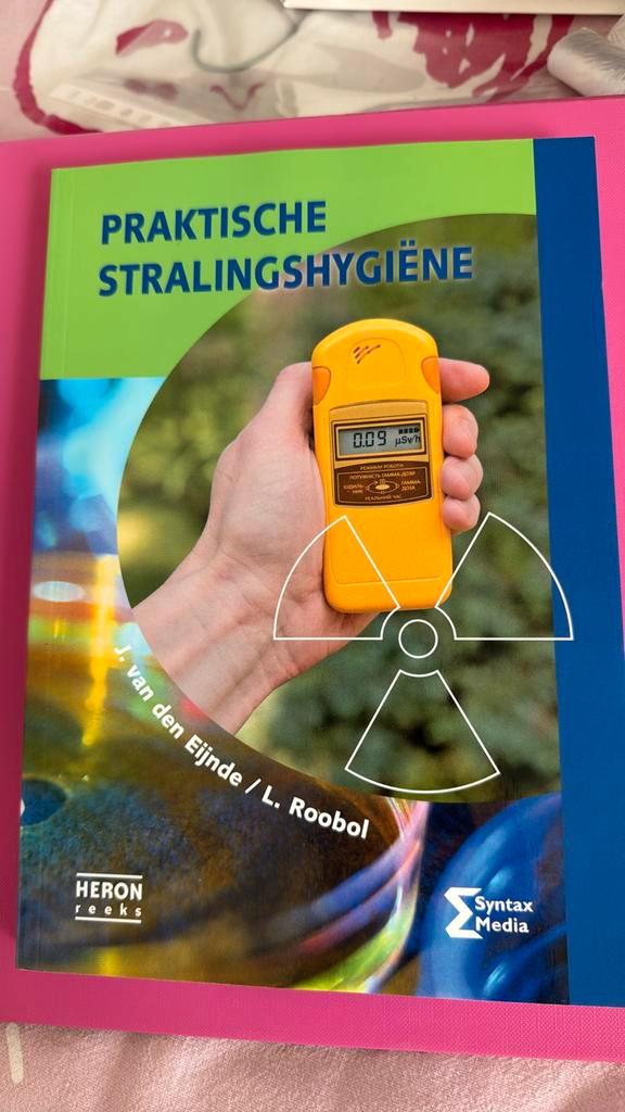 J van den Eijnde - Praktische stralingshygiëne, Boeken, Schoolboeken, Zo goed als nieuw, Nederlands, Overige niveaus, Ophalen of Verzenden