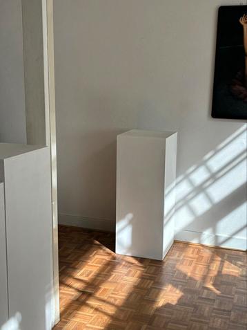 Witte sokkels / pedestals – 40x40 (110 cm, 100 cm, 90 cm) beschikbaar voor biedingen