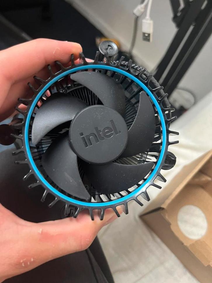 Intel standaard cpu cooler helemaal nieuw, Computers en Software, Computerkoelers, Zo goed als nieuw, Luchtkoeling, Ophalen of Verzenden