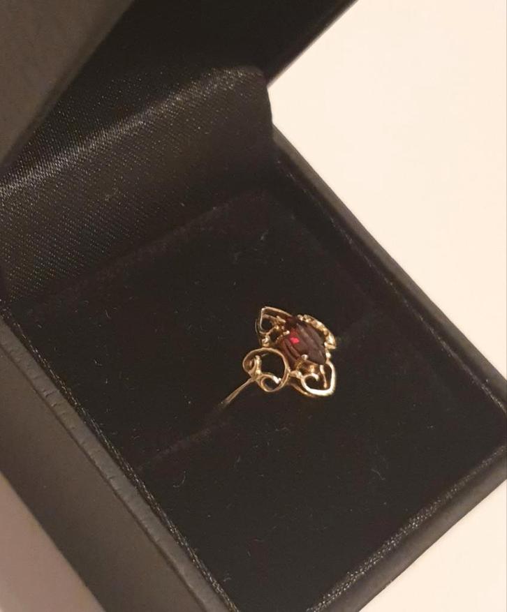Gouden ring met granaat - maat 16,5, Sieraden, Tassen en Uiterlijk, Antieke sieraden, Ophalen of Verzenden