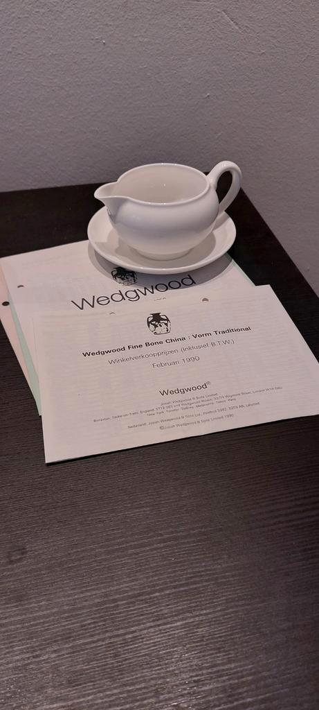 Wedgwood Sauskom met Schotel bone china, Antiek en Kunst, Antiek | Servies compleet, Ophalen