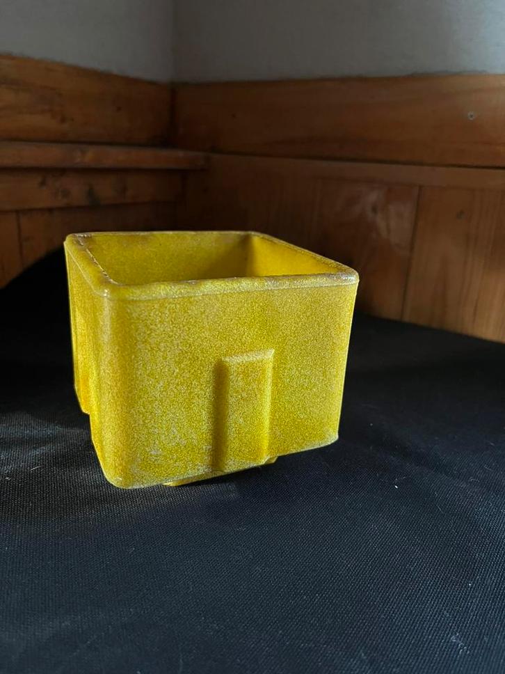 Gele vierkante graniver cactuspot, A.D. Copier, Leerdam., Antiek en Kunst, Antiek | Glas en Kristal, Verzenden