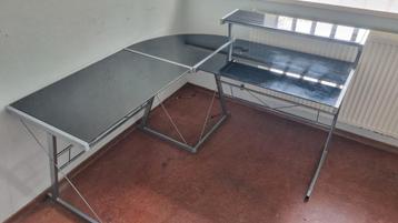 Hoekbureau met opzetstuk beschikbaar voor biedingen