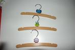 3 houten Hema baby kledinghangertjes dieren, Ophalen of Verzenden, Zo goed als nieuw, Hema