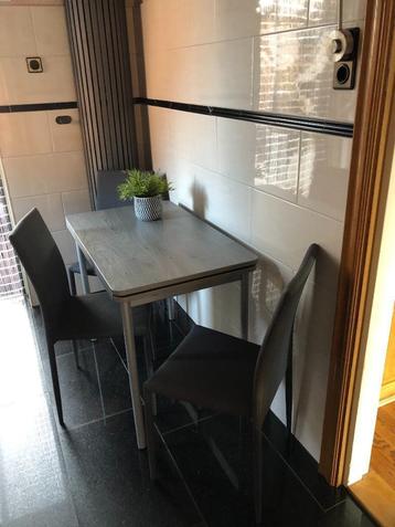 Keukentafel + 3 bijbehorende eetkamerstoelen. beschikbaar voor biedingen