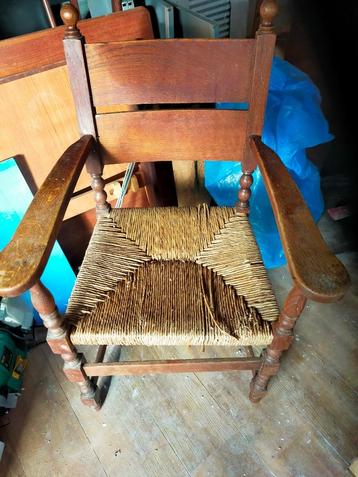 Oude gematte stoel