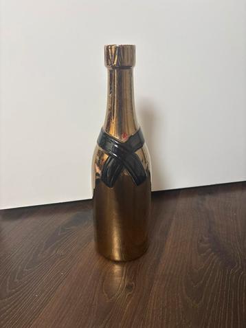 Gouden vaas in flesvorm beschikbaar voor biedingen